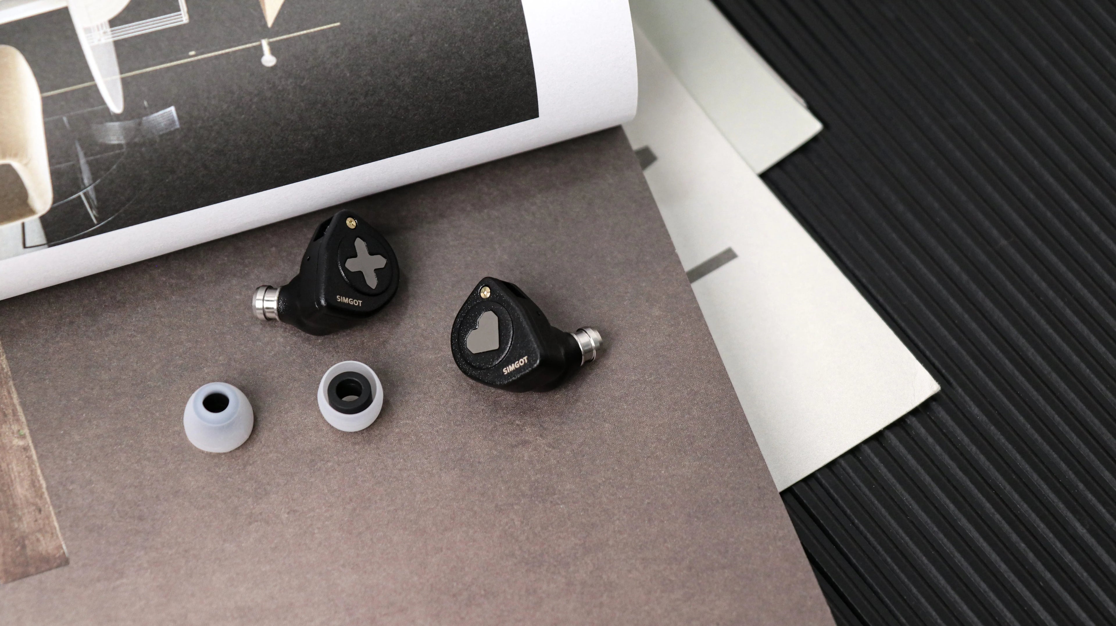 SIMGOT HBB EW300 1DD+1Planar+1PZT Hybrid Driver In Ear Monitor Wired Earbuds with Detachable Nozzles Silver-Plated OFC IEM Cable
